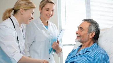 ¿Se permite la presencia de la enfermera gestora de casos en mi visita al médico?