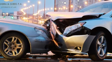 Contratar a un abogado mientras la compañía de seguros se encarga de la reclamación por accidente automovilístico